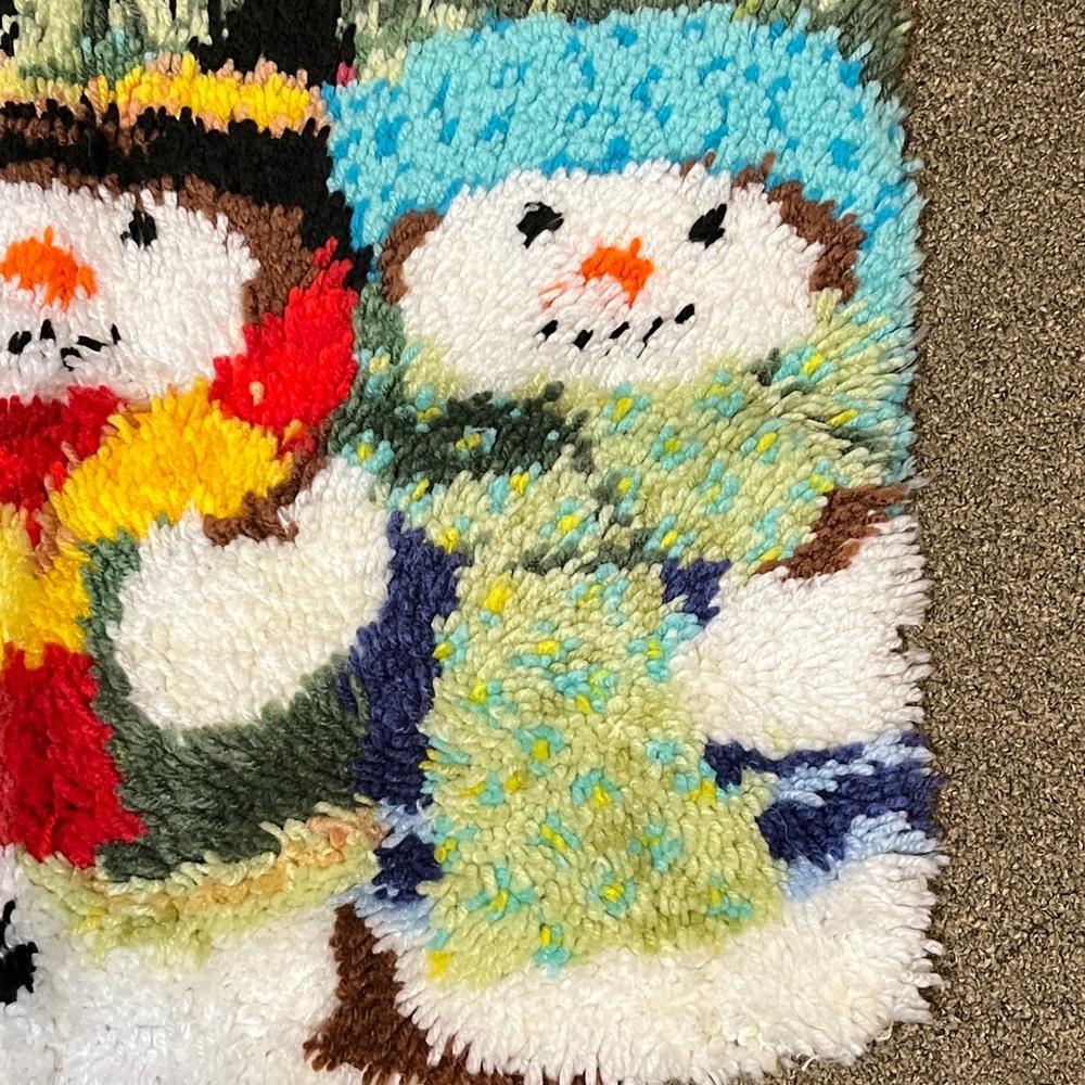 Vintage 1980s Latch Hook Snowman Pals Handmade Winter Festival Wall Hanging Rug - Picture 2 of 6